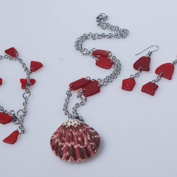 Red Sea Glass set with Pecten Sea Shell - Picture 2 of 6